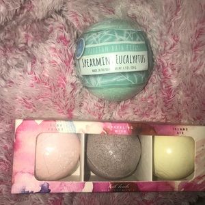 bath bomb trio w FREE SURPRISE body lotion! 🌸💖